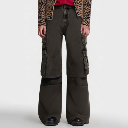 High-quality loose-fitting jeans with multiple pockets